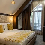 103 Alpine Hotel