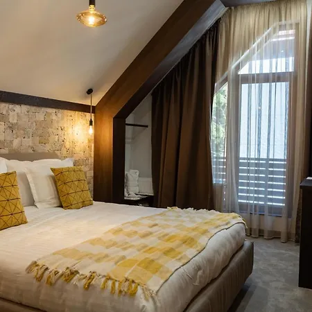 103 Alpine Hotel