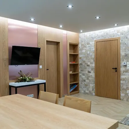 103 Alpine Hotel